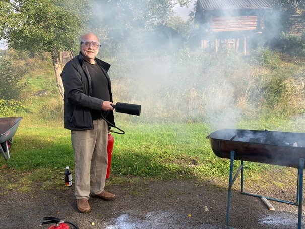 Geir Otterbekk på kurs i bruk av brannslukningsapparat på Namdalsmuseet. Foto: Geir Flakken